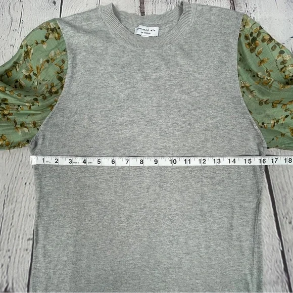 CURRENT AIR gray knit top with floral lightweight balloon sleeves, size S - Picture 11 of 16